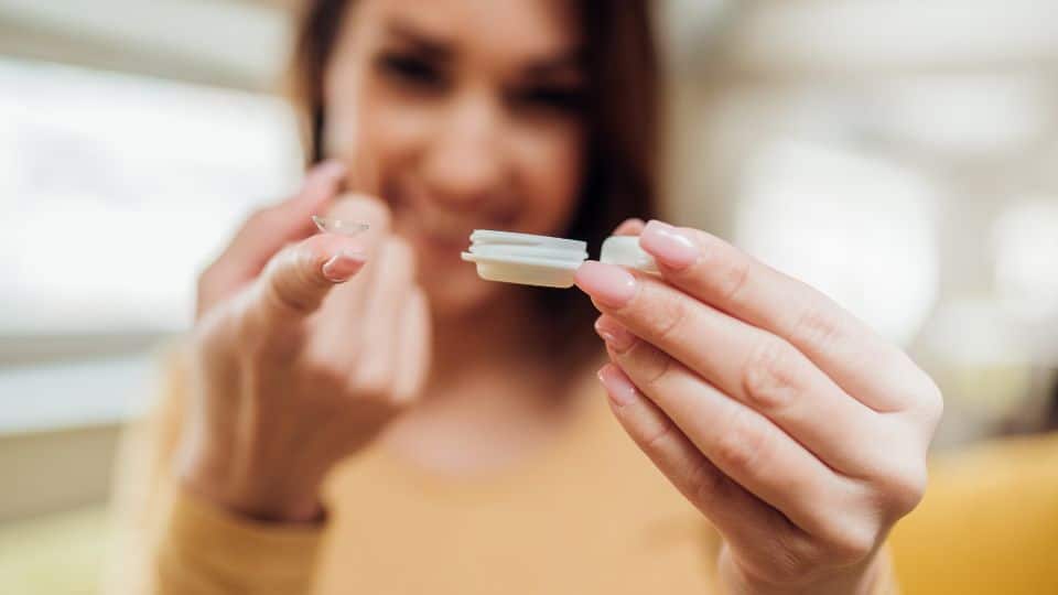 חזון ברור של אופנה: שיפור המראה שלך עם עדשות מגע