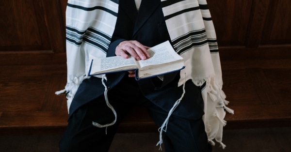 אדם מתפלל