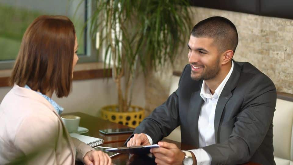 אתה לא בטוח מה ללבוש כשאתה נפגש עם הבחורה? כך תעשה זאת נכון