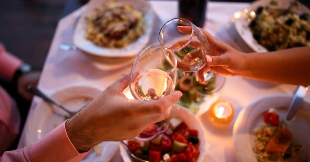 ארוחת ערב רומנטית במסעדה 